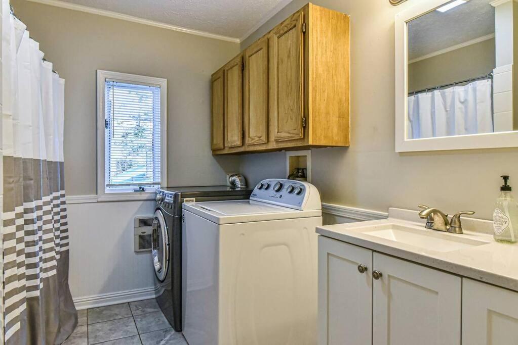 Holiday home Hot Tub & Fire Pit, Just 11 Miles To Downtown Avl