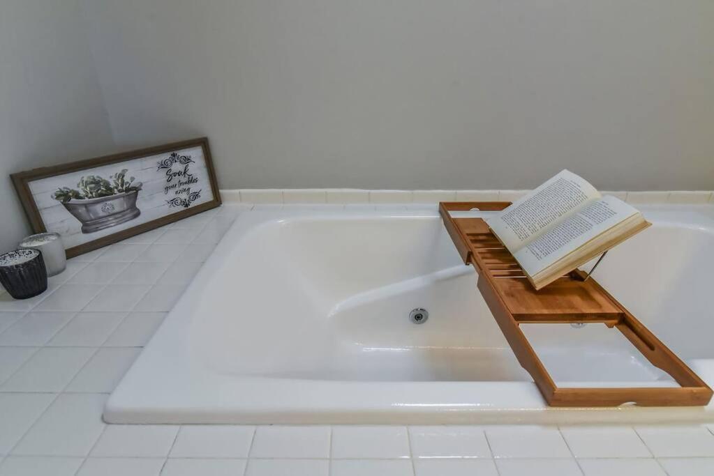 Hot Tub & Fire Pit, Just 11 Miles To Downtown Avl