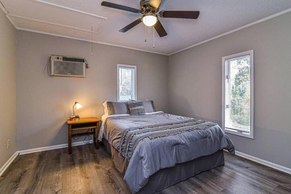 Hot Tub & Fire Pit, Just 11 Miles To Downtown Avl Holiday home *
