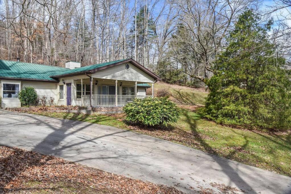 Hot Tub & Fire Pit, Just 11 Miles To Downtown Avl Holiday home Asheville