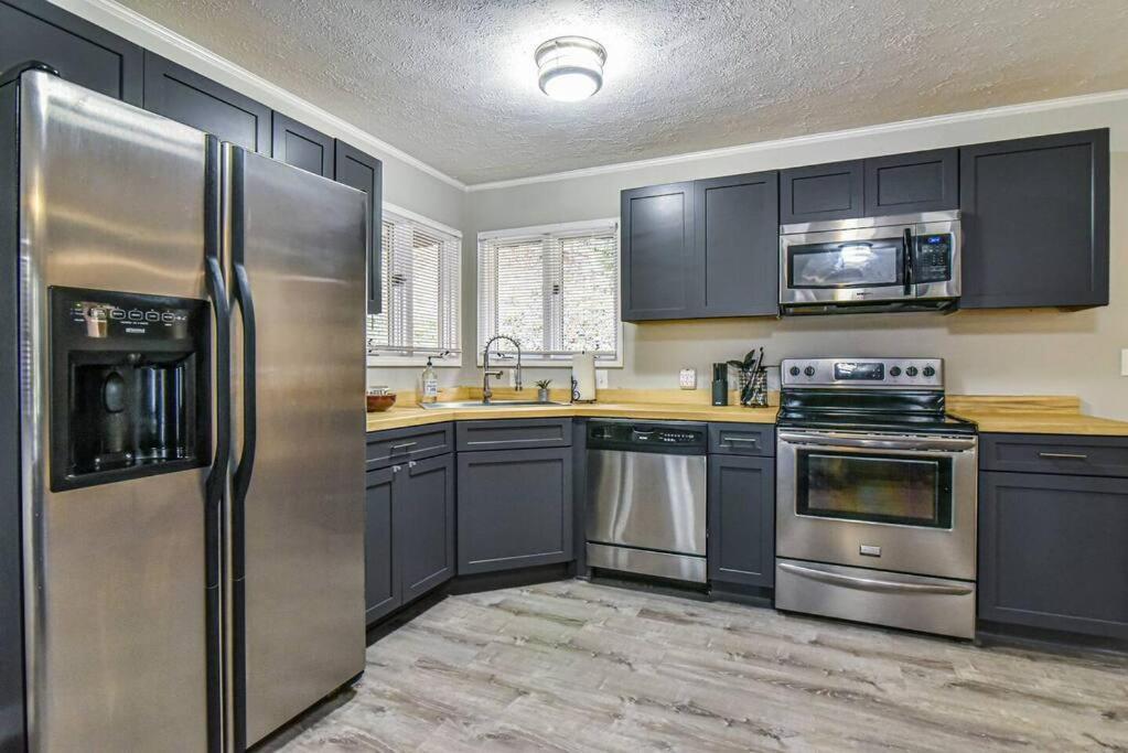 Hot Tub & Fire Pit, Just 11 Miles To Downtown Avl *