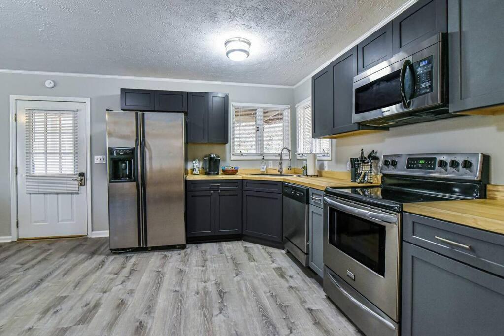 Holiday home Hot Tub & Fire Pit, Just 11 Miles To Downtown Avl *