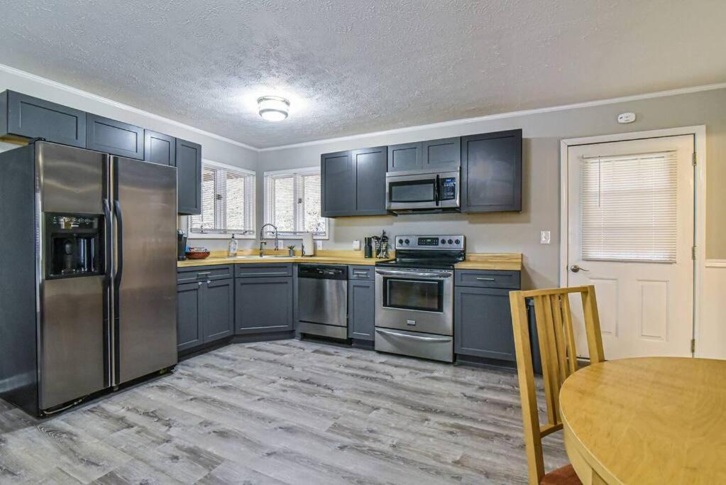 Holiday home Hot Tub & Fire Pit, Just 11 Miles To Downtown Avl Asheville