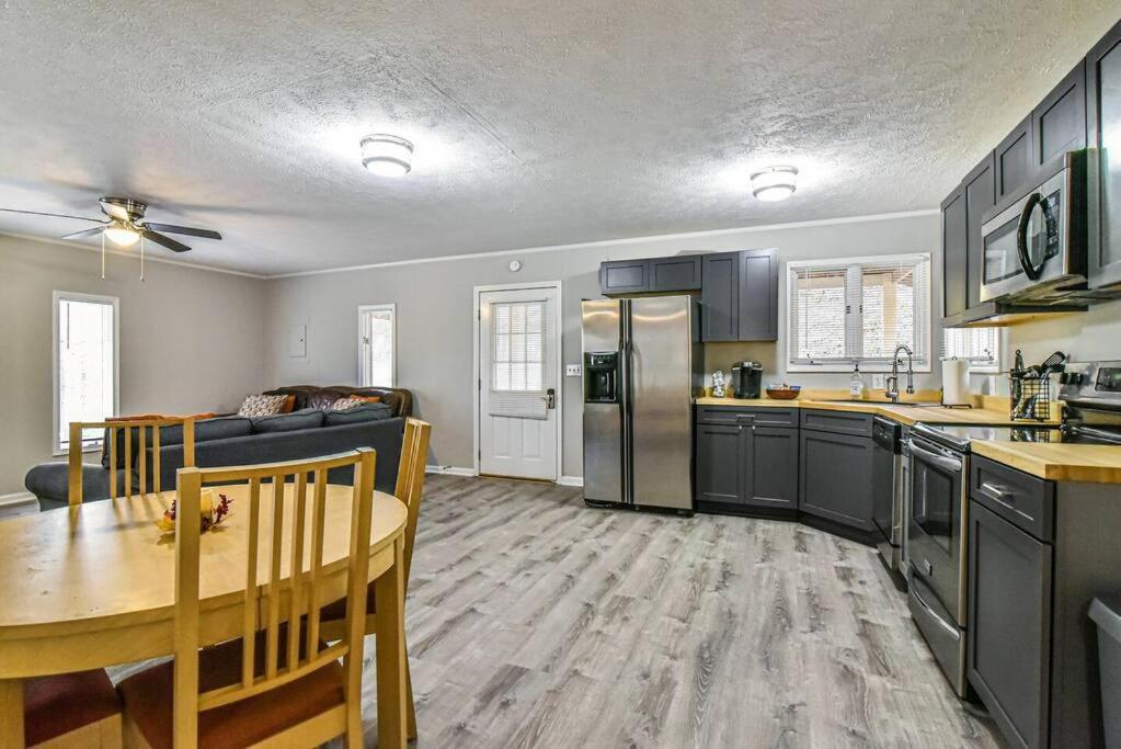 Hot Tub & Fire Pit, Just 11 Miles To Downtown Avl *