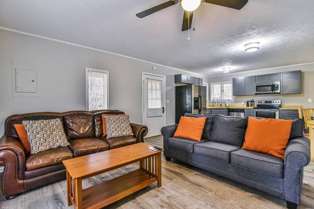 Hot Tub & Fire Pit, Just 11 Miles To Downtown Avl